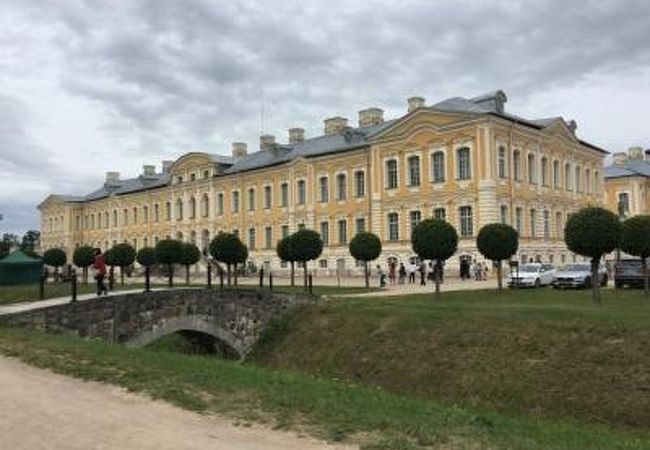 バスにて簡単アクセス！リガ〜ルンダーレ宮殿までの行き方を徹底解説！深夜特急