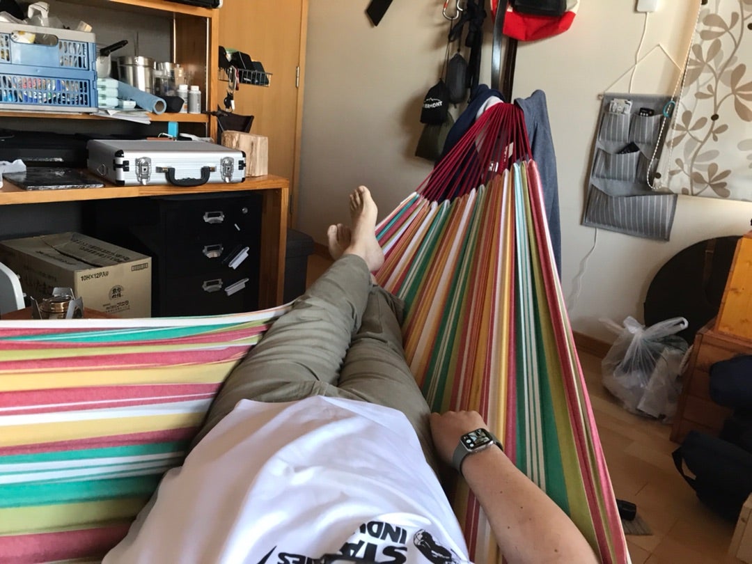 ハンモックで寝る女性 キャンプ- No: 4182481写真素材なら「写真AC」無料 フリー ダウンロードOK