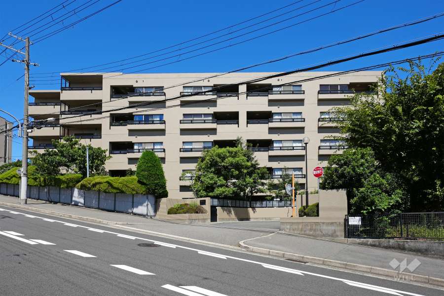 福岡市の愛宕下バス停付近で、冠水した道路を進む西鉄バス車内＝8月10日夕 読者提供-動画、写真多数 相島や大分・日田市に「緊急安全確保」発令福岡県で線状降水帯が複数回発生 - 写真・画像 1 16西日本新聞me