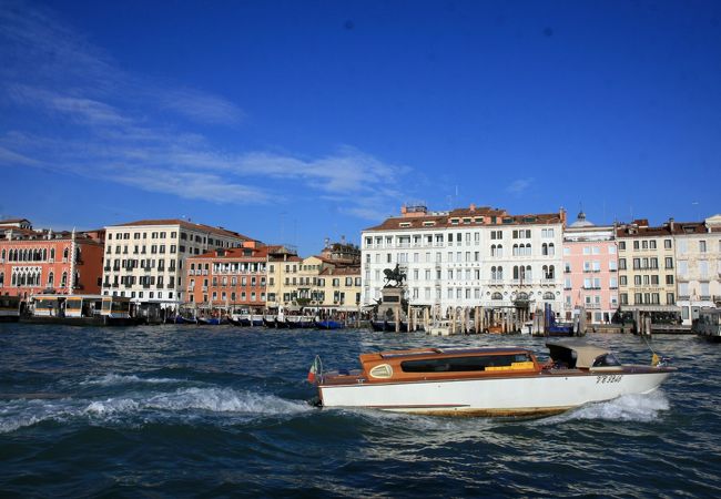 サンタ・ルチア鉄道からヴェネツィア中心部までの乗合水上タクシーGetYourGuide