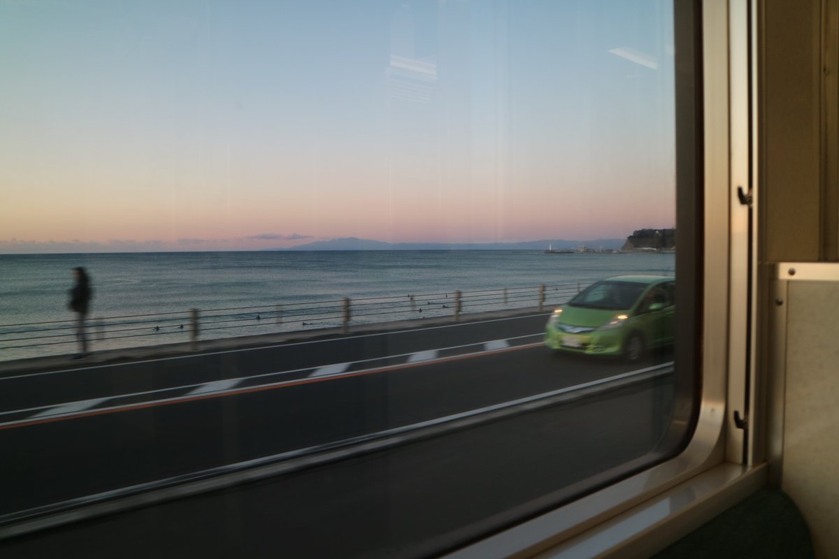 初日の出見た帰りにウトウト・ 免許取得後２か月で居眠り！ 鎌倉市国道での居眠り運転事故：34歳男性が死亡、18歳女子高校生を逮捕​