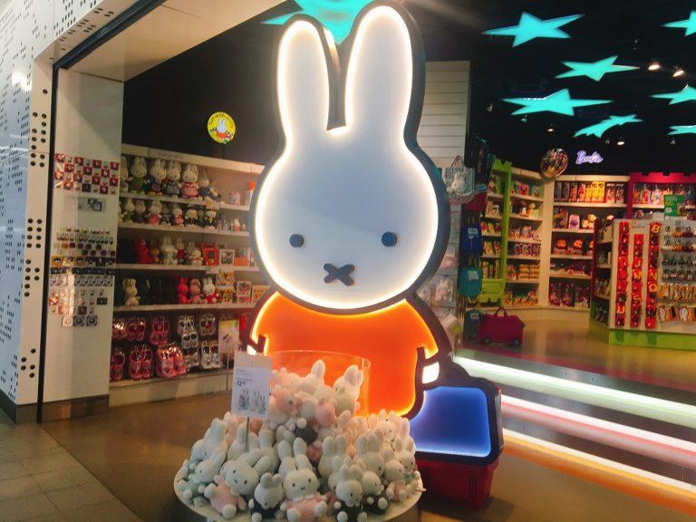 オランダ、アムステルダム ・ スキポール空港の公式ミッフィー ストアします。の写真素材・画像素材 Image 29631091