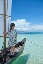 連載コラム トラベルライターの旅コラム「 秋の沖縄旅② プライベートサバニで幻のビーチをひとり占めする、竹富島の海遊び 」旅の扉Risvel