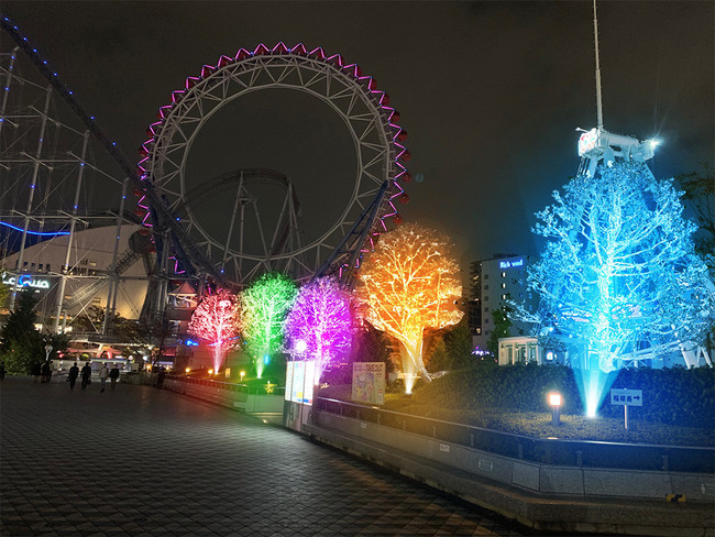 東京ドームシティ23年冬イルミネーション、芸人気分を体験できる“お笑い”エリアや光るたらいの装飾 - ファッションプレス