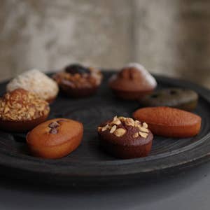 食の複合ショップ「バンク」東京・日本橋兜町に、気鋭パティシエが手がけるベーカリーやカフェ - ファッションプレス