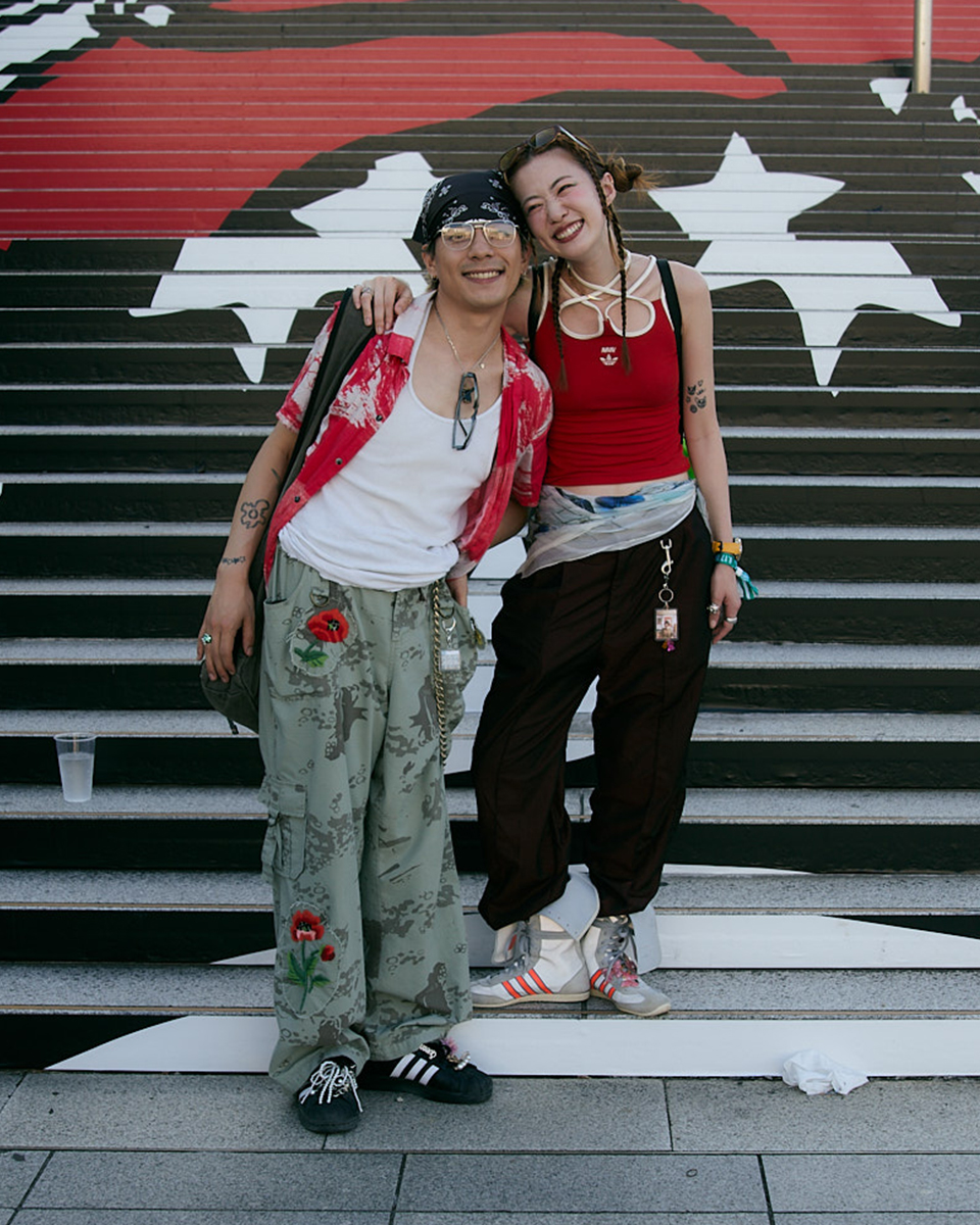 スナップ 「サマソニ 2024」1日目 おしゃれも、日除けも！一石二鳥のスカーフが猛暑で活躍 都市型フェス「サマーソニック 2024 SUMMERSONIC 2024 」が、8月17日に開幕した。東京会場は千葉県千葉市のZOZOマリンスタジアムと幕張メッセ、大阪会場は万博記念公園で、18