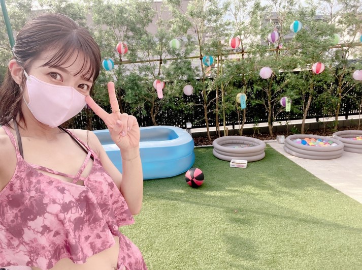 子どもたちが遊びまわる、外に「はみだす」家。Pen Online