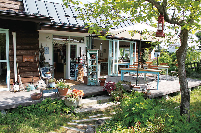 cafe miu プライベートテラスのある、庭と繋がるカフェSuMiKa建築家・工務店との家づくりを無料でサポート