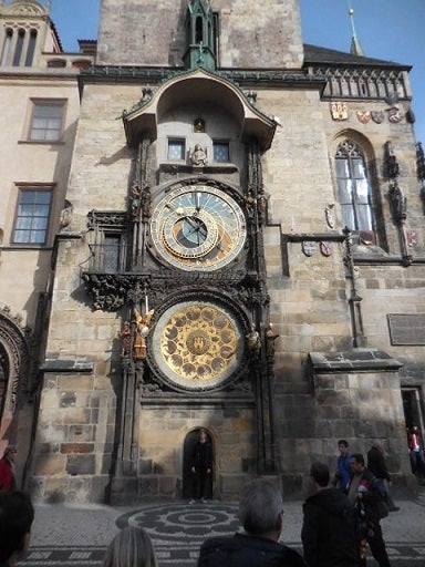 プラハの天文時計からくり人形ショーを観る