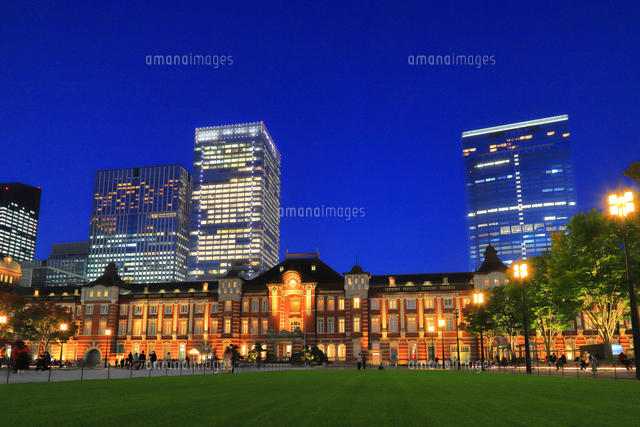 東京駅丸の内駅前広場より東京駅丸の内赤レンガ駅舎と丸の内八重洲の高層ビル群の写真素材FYI05100609ストックフォトの QleanMarket キュリンマーケット