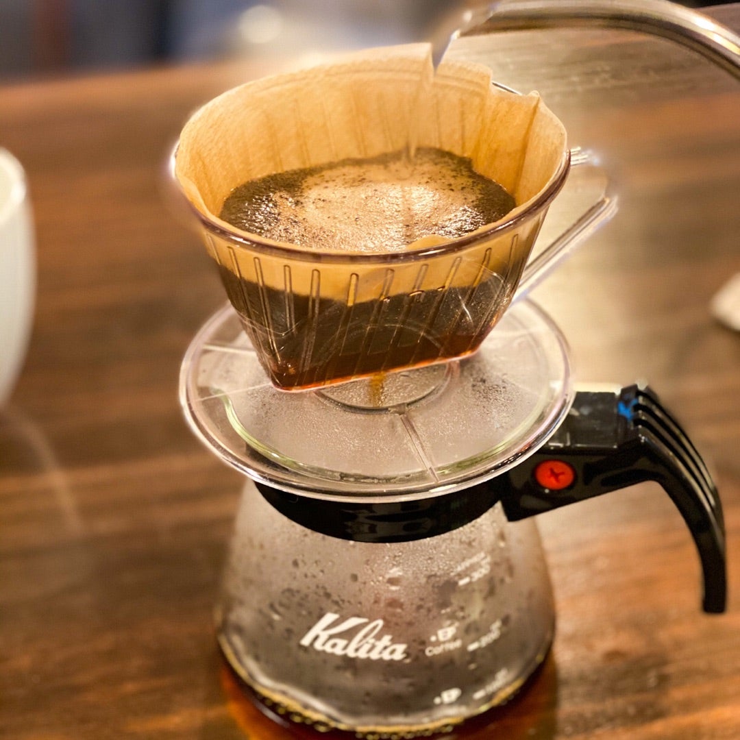 タンザニア ンゴロンゴロ アガワルファミリー ウォッシュ AABUYER COMMENTS明るい酸味で人気を集める、こちらのロット。2024年はフレーバー、質感ともに昨年と比較して芯を感じるような強さがあります。フレーバーでは従来の優しいアップル系のニュアンスに加え