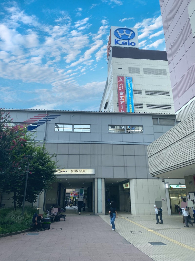 耳をすませば』 ジブリ映画『耳をすませば』の聖地巡礼をしに聖蹟桜ヶ丘に行ってきました！！ずっとアニメの聖地巡礼したいって思ってたので、出来て嬉しい😊 まだまだ耳をすませばの聖地巡礼写真あるので載せていきますねっ！！ ジブリ耳をすませば