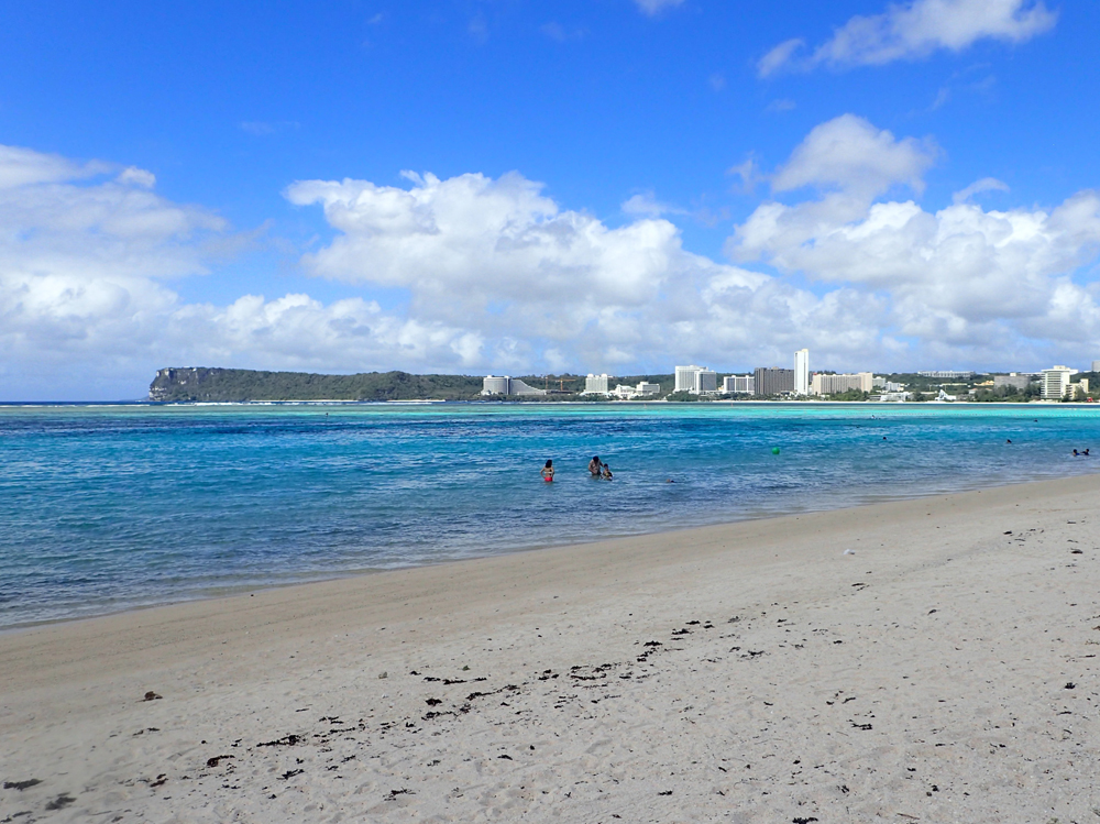イパオビーチでシュノーケリング＋SUP or カヤック＜送迎付き ヒルトンのプール＆人気レストラン「プロア」のBBQ昼食プランあり＞byビーチボーイズグアムの観光・オプショナルツアー専門VELTRA ベルトラ