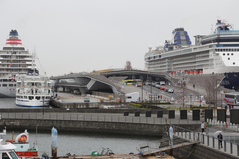 横浜港大さん橋で港街の絶景を見にいこう！人気のビュースポットやレストラン・カフェ、周辺の観光スポットも紹介