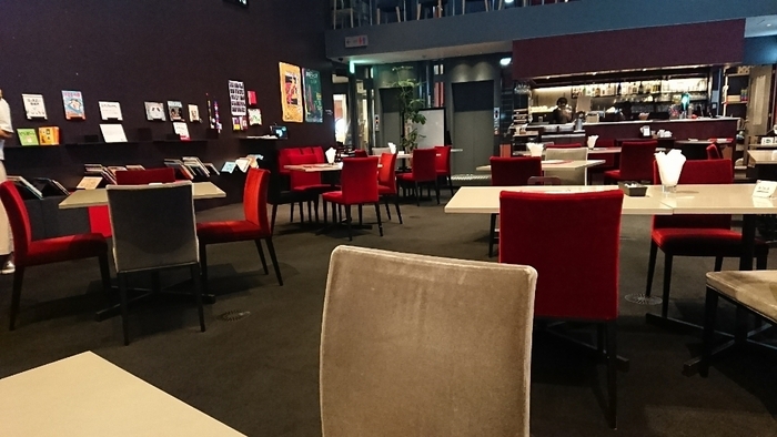 こんにちは! 絵本 BOX🐿です! 写真で 絵本屋・絵本カフェ をご紹介！ →@ehon_box ※投稿の保存&アカウントのフォロー忘れずに👀今回は東京都の神保町にある 絵本屋&カフェの「ブックハウスカフェ」紹介投稿です ! 1万冊を超える日本・海外の作家さんの絵本や児童書がお