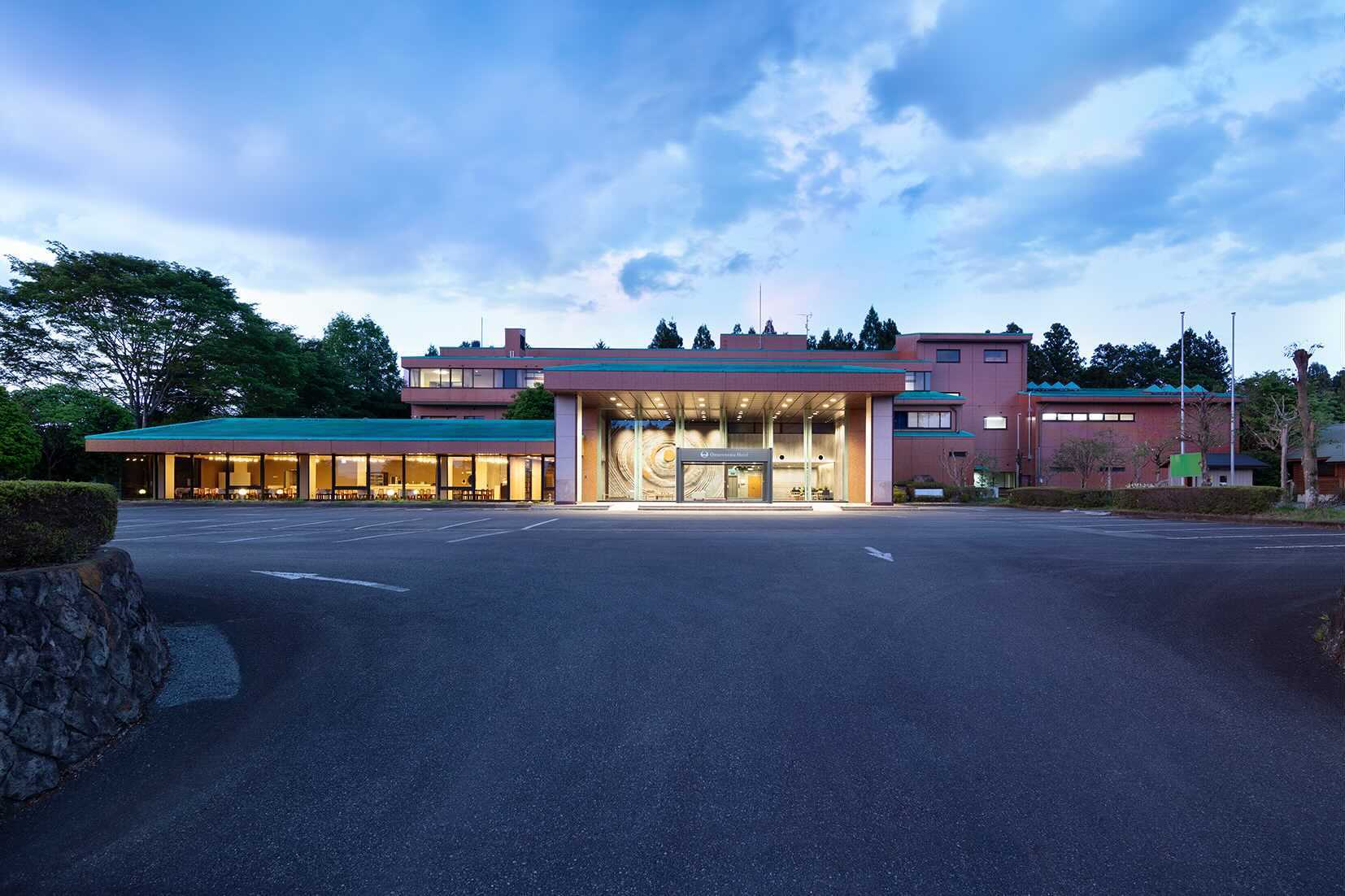 ダイアモンドバック リゾートホテルW様のロゴデザインがきれいな屋内用LED看板製作事例のご紹介です。 - 看板王国看板王国