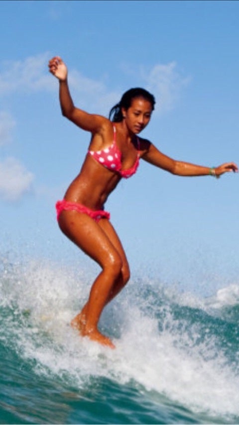 サーフィンをする女性のイラスト160021464 毎月1点無料 フリー のストックフォト イメージマート