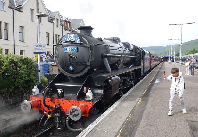 スコットランドの魔法の秋旅！ ジャコバイト号で絶景のなかを走ります🍂 @sekainoshasokara_tvasahi →📷フォロー・過去の投稿蒸気機関車ジャコバイト号の旅🚂映画「ハリー・ポッター」で魔法学校へ向かう 「ホグワーツ特急」のモデルとなった列車ジャコバイト号