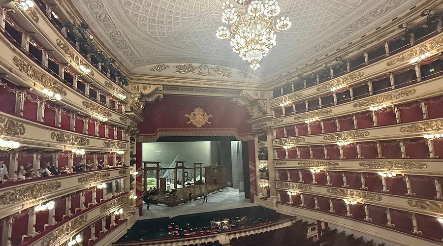ミラノに建つ世界三大オペラ劇場「スカラ座」。豪華な内装を堪能しながらオペラ鑑賞をたびこふれ