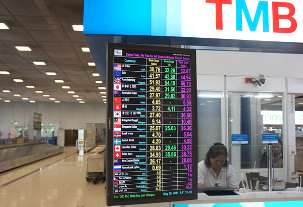 スワンナプーム空港で最も高レートの両替所。2〜3泊の短期旅行なら旅行費全てを両替するのもあり。タイ一択