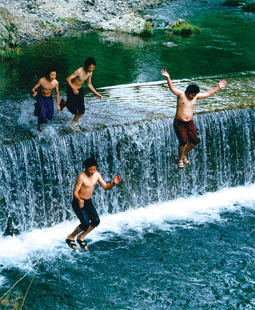 夏休みは四万十川で川遊び！沈下橋から飛び込もうマッコリ的ライフ