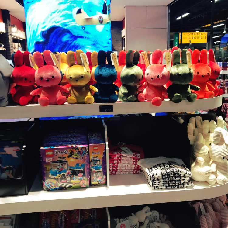 スキポール空港AmsterdamHTB出口のお土産屋さんは出国前という意味で空港名ですアムスの空港はめちゃくちゃ広いです 空港内通路の距離数合計だと世界で上の方じゃないのかな？アメリカ行ったことないので語れませんが。😅 シェンゲン内外分かれてますし 1時間