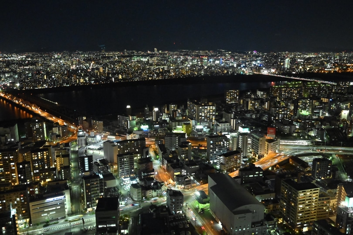 リフレクション空中庭園展望台のガラスに反転して映る風景は幻想的。 @lumixjapan梅田スカイビル空中庭園展望台リフレ写真リフレクション写真lumixパナソニックlumixjapan展望台からの景色大阪夜景梅田夜景大阪夜景デート大阪観光