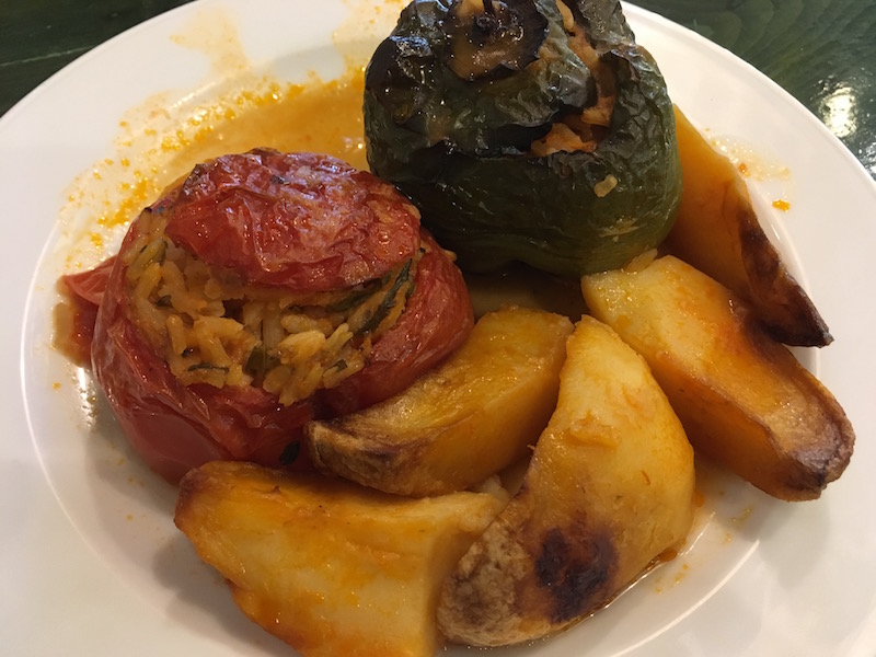 8月のおすすめ、トマトとピーマンのヨミスタ イェミスタ 。ギリシャの夏の定番食です