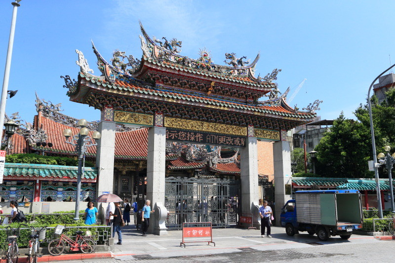 恋する女性必見！台湾最強のパワースポット「龍山寺」で、良縁の神様「月下老人」から赤い糸を貰うと恋が叶うと話題に！トリドリ