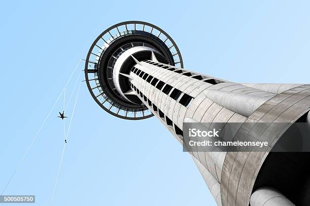 ニュージーランド nz の新しいオークランドのスカイタワーからバンジー ジャンプ — ストック編集用写真©lucidwaters 33312685
