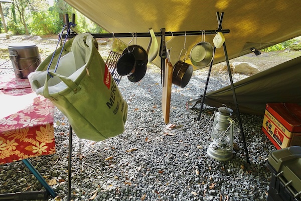 ハンギングラック用ウッド天板 2枚 ダイソー」のベストセラーキャンプギア「ハンギングラック」徹底活用！定石「ウッド天板」追加&ガッチリ「固定ワザ」実践レポ！キャンプニュースBRAVO MOUNTAIN