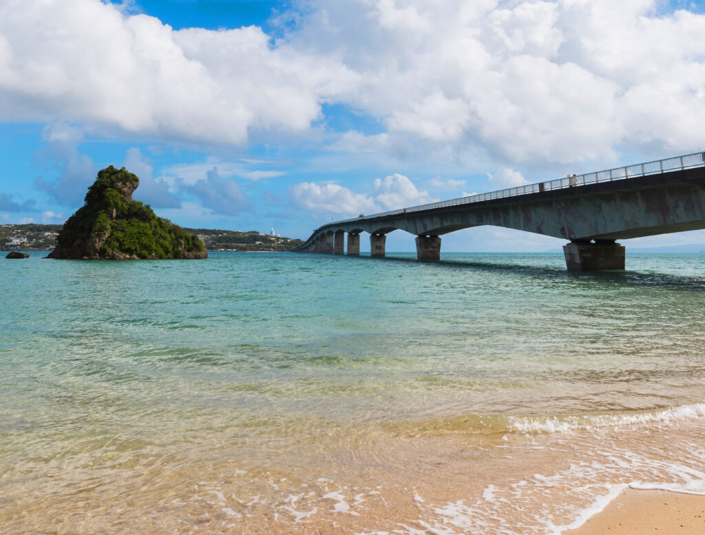 沖縄屈指の絶景スポット「古宇利大橋」 こうりおおはし へドライブよみもの沖縄CLIPあなたの沖縄旅を豊かにする体験予約サイト・観光情報メディア