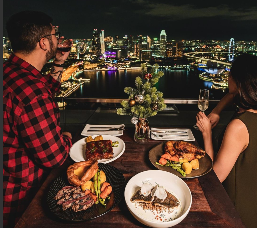 ⠀ マリーナベイサンズの屋上にあるレストランでディナー🍽️ 夕焼けも夜景も綺麗だった🥂✨