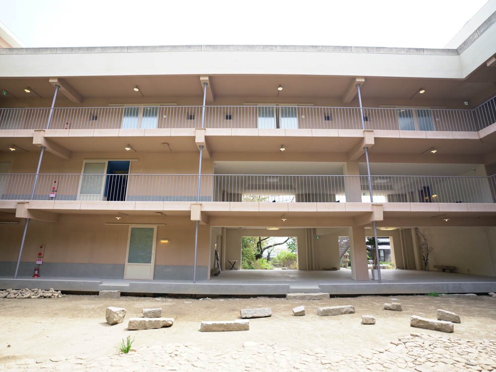 LOGというお宿の中にある ｶﾌｪのみも利用もできる場所！ ⁡ 1階は絵画みたいな景色がまた素敵で、 open時間少し前に行き、写真撮って11時になったら、ｶﾌｪに行きました🍋 ⁡ 夏と桜の時期に行き、また外の景色が変わる 素敵な空間でした。 ⁡ ⁡ ⁡尾道尾道カフェ尾道旅行onomichi広島