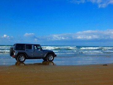 車で走れる唯一の砂浜」千里浜海岸、台風の高波・冬の荒波で削られ 浜茶屋「死活問題」 : 読売新聞