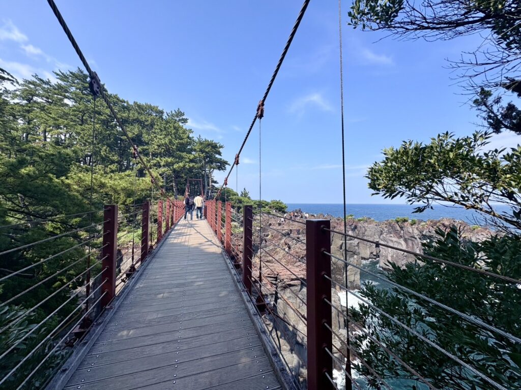 城ヶ崎海岸 溶岩流でできた岩石海岸に架かるスリル満点の吊り橋に行こう！ - ぶらりうぉーか