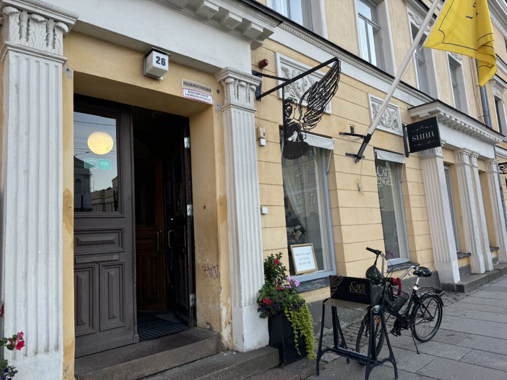 🇫🇮ヘルシンキ大聖堂が正面に見えるのに空いてる穴場カフェ「Café Engel」in ヘルシンキ - 旅時々ワイン