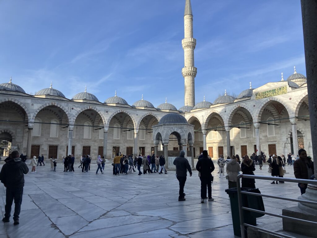 トルコ ブルーモスクの観光情報！尖塔やタイルやステンドグラスの見どころ