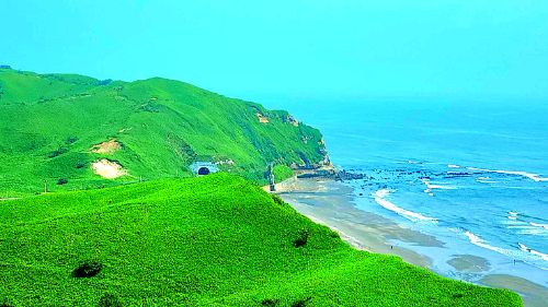 昆布刈石展望台南に日高山脈・東に厚岸の海外線までを臨む雄大な海辺の景色