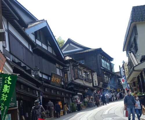お参りだけじゃもったいない！ 江戸時代の町並みと150店以上の飲食店や土産店が軒を連ねる参道風情と食べ歩きのグルメ観光スポット千葉県観光スポット 成田山新勝寺 表参道