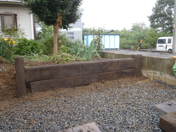 駐車場は荒目の砂利を使うと水はけがよくなります 飯田市長野県飯田市│庭・外構・エクステリア│黄鶴園 こうかくえん