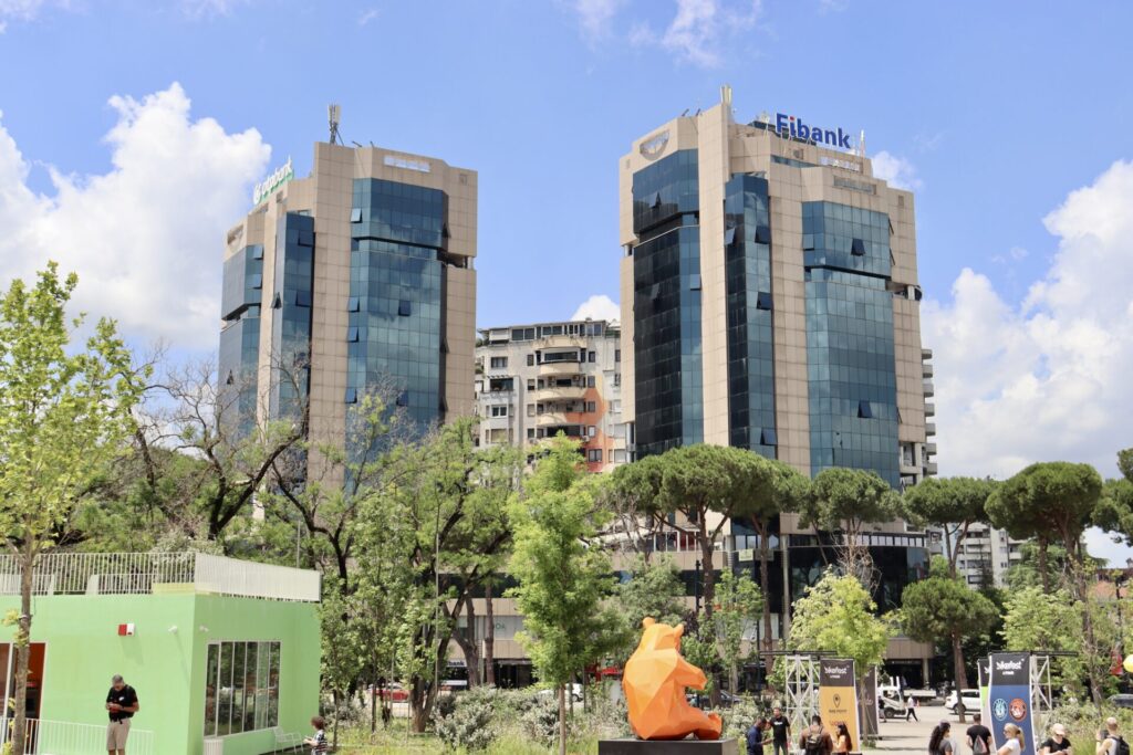 アルバニアの首都ティラナの街 写真素材3303081- フォトライブラリ