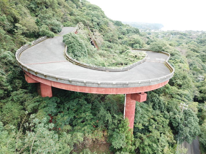 森の中にある、未完成の廃ループ橋を歩いてみた！ - YouTube