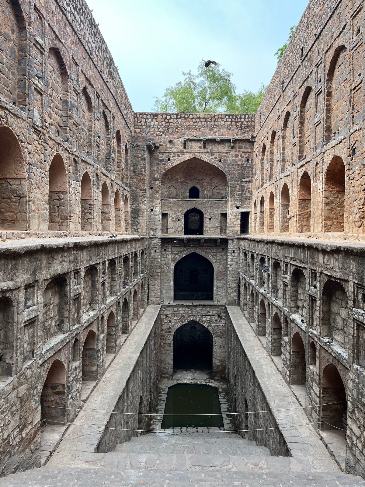 デリー階段井戸Agrasen Ki Baoliイ、インドで生活っすか!? SEASON 1&2