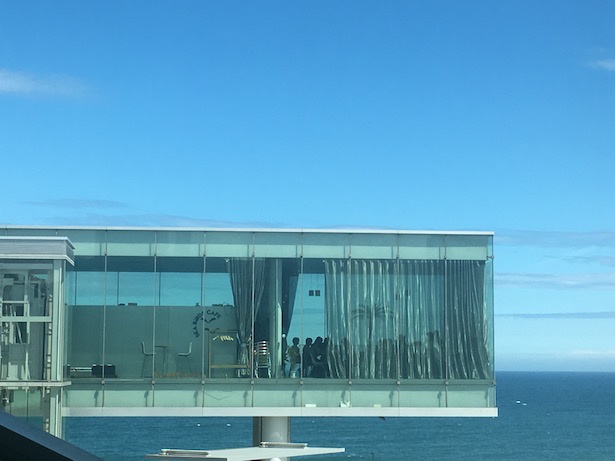まるで海に浮いている!?180°のパノラマビューを楽しめる絶景カフェウォーカープラス