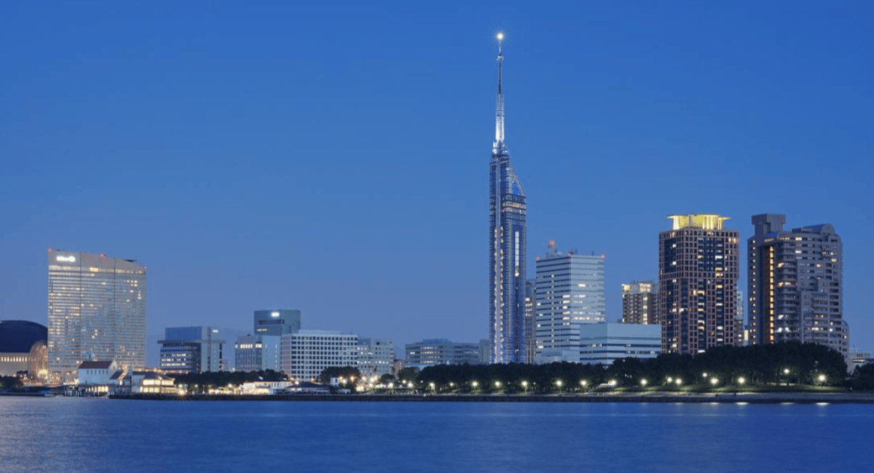 福岡の街を見下ろす福岡タワー展望台から、黄昏時と夜景を眺める 九州縦断秋旅行記⑭笑顔を伝える旅ブログ