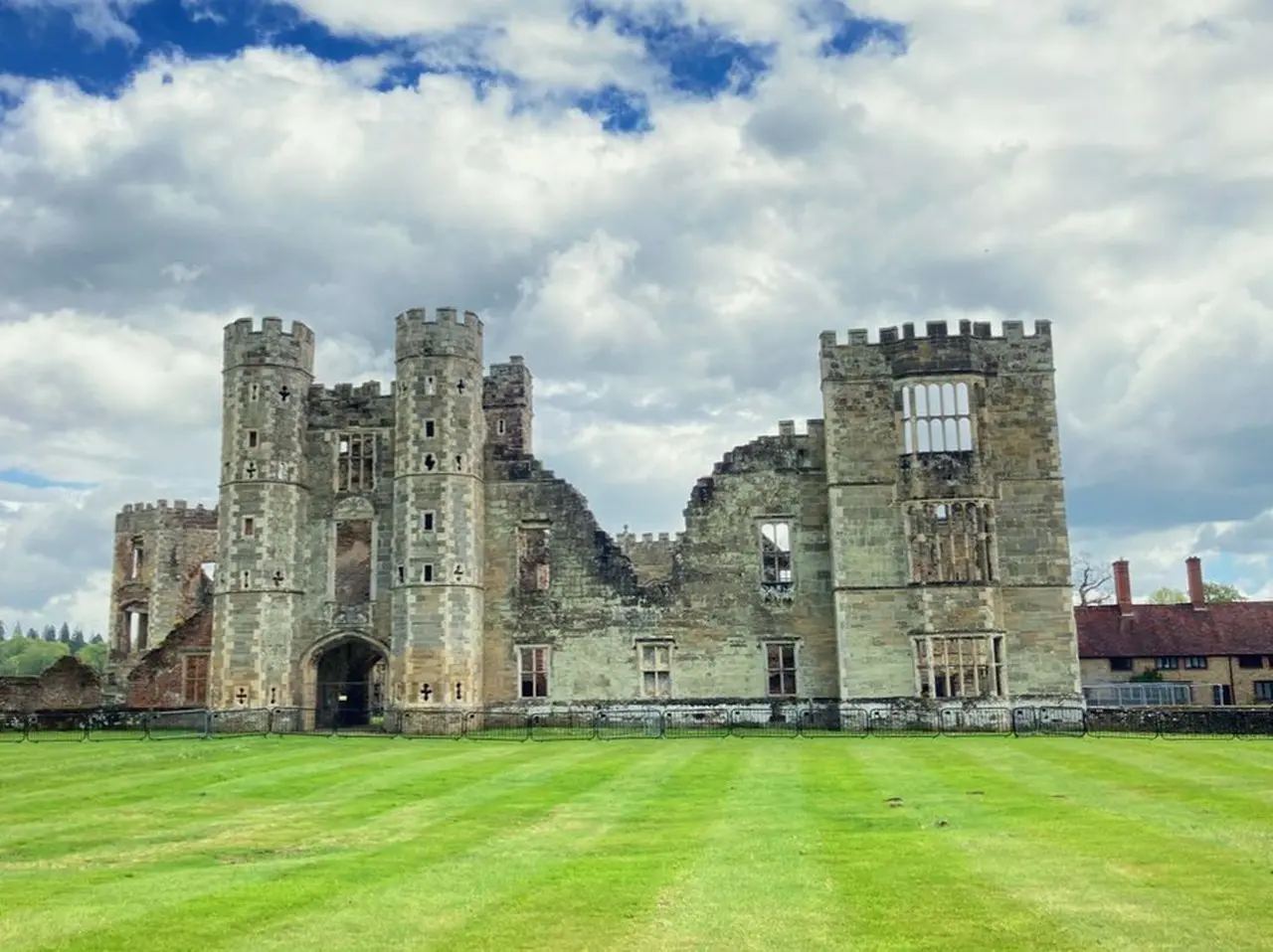 40年放置され廃墟化した“古城”→リノベーションで“貴族の邸宅”に激変する様子が110万再生「息を呑むほど美しい」 1 3ライフスタイルねとらぼ