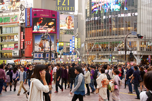 憧れの聖地に到着～。渋谷にきてテンションあがる外国人観光客たち