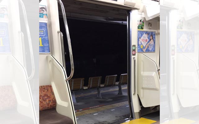 職場のドアが勝手に閉まる 安藤奎の「デンジャラス・ドア」劇団アンパサンドで再演 - ステージナタリ