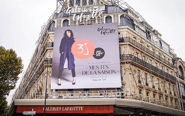 パリ・プランタンデパートのクリスマスツリー みゅうパリブログオプショナルツアー・現地ツアーの みゅう